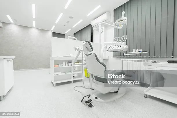 Sala de atendimento com cadeira odontológica e bancada de apoio