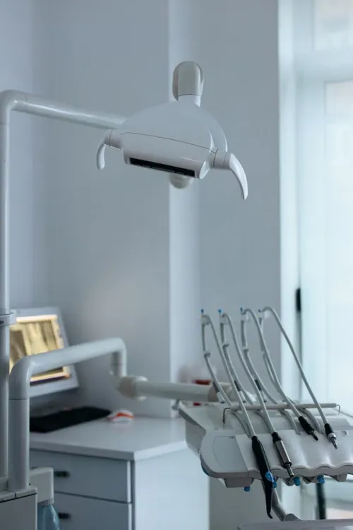 Foco cirúrgico e pontas do equipamento na sala de atendimento